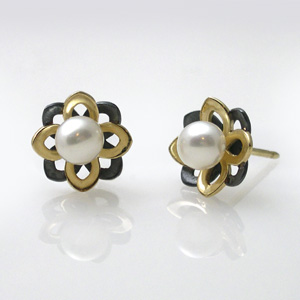 Keiko Mita's mini-mi pearl studs from her Moire collection | 28k gold and oxidized sterling silver | Fresh water pearl